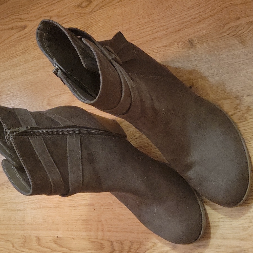 Boots - Picture 2 of 3